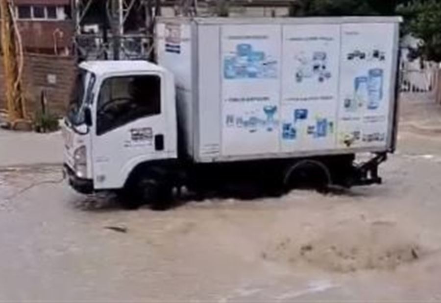 فيضانات أمام مدخل معمل كهرباء الذوق جراء الأمطار الغزيرة! (فيديو)