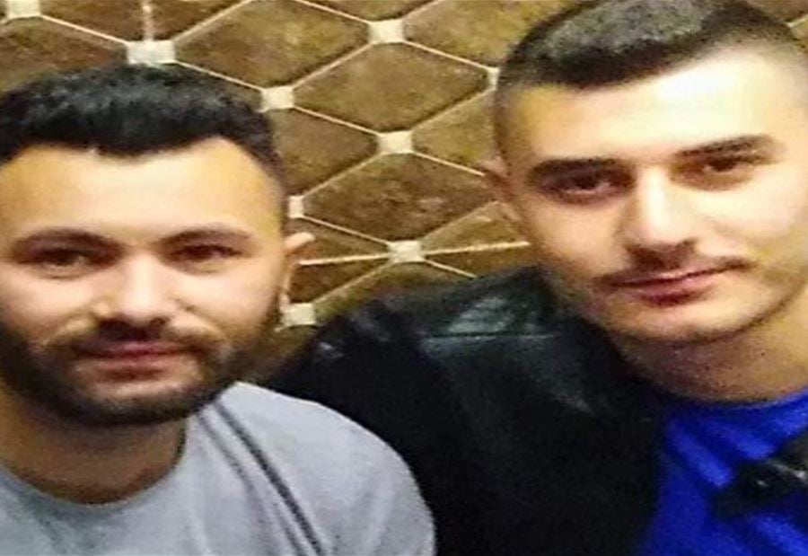بالصورة: صدمتهما شاحنة وهما يعلقان لافتات على اتوستراد المنية