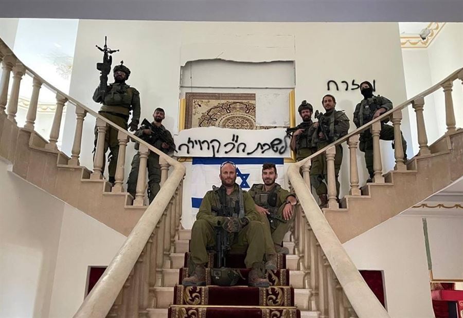 "تخريب منازل الجنوب"... عضو كنيست إسرائيلي يلتقط صورة تذكارية في لبنان