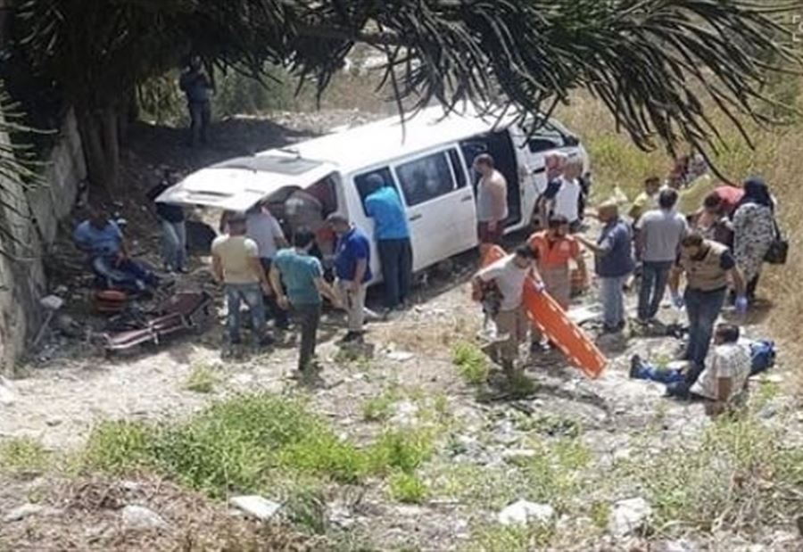 بالصور: 11 جريحاً بحادث "فان" على طريق عام النبطية