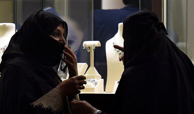 أنفقت عليه 11 مليون ريال بعد أن وعدها بالزواج أنفقت عليه 11 مليون ريال بعد أن وعدها بالزواج