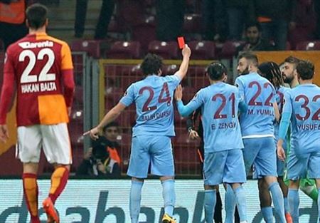 لاعب تركي "يطرد" الحكم لاعب تركي "يطرد" الحكم