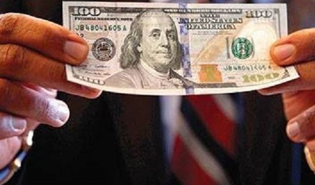 يبيعان 100 دولار مزيّفة بنصف قيمتها!