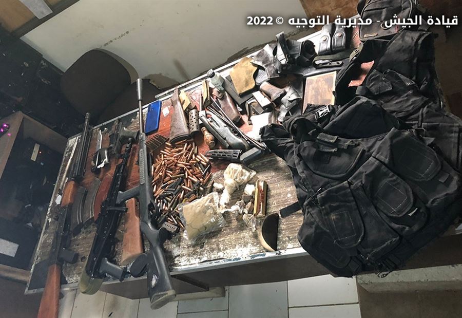 بالصور: مداهمة للجيش في طرابلس وضبط كميّة كبيرة من الأسلحة