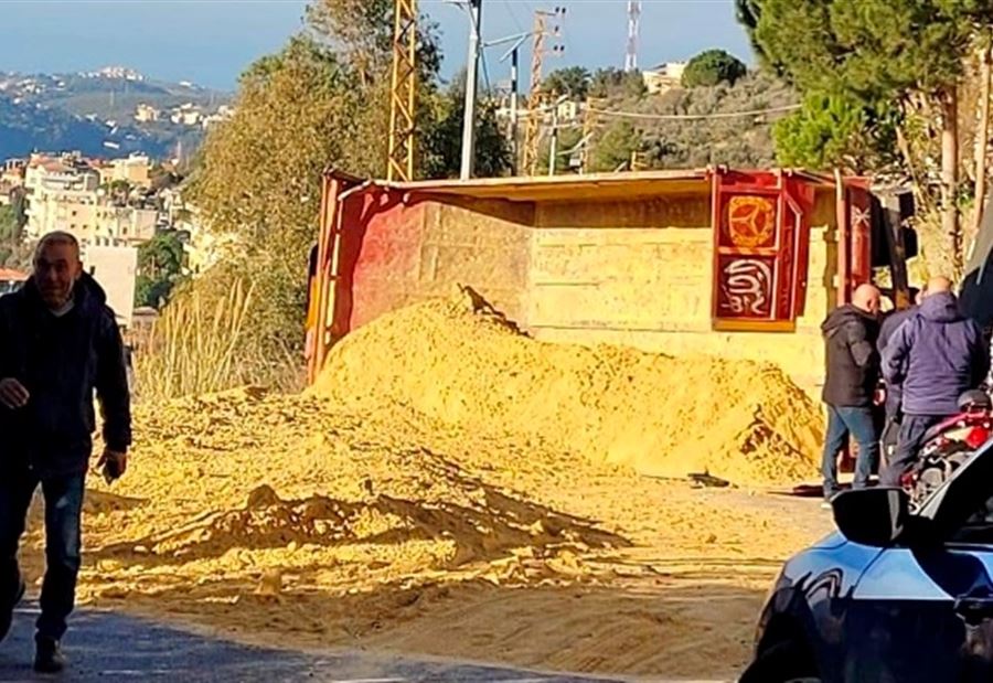 شاحنة محملة بالرمل تقطع إحدى طرقات الشوف