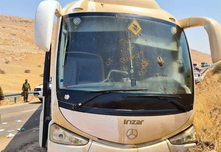 بالفيديو: إطلاق نار على حافلة إسرائيلية.. ووقوع إصابات!