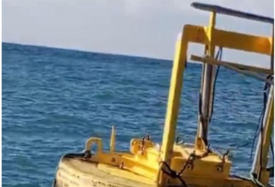 عليه عبارات عبرية... العثور على طفاف في بحر صور! عليه عبارات عبرية... العثور على طفاف في بحر صور!