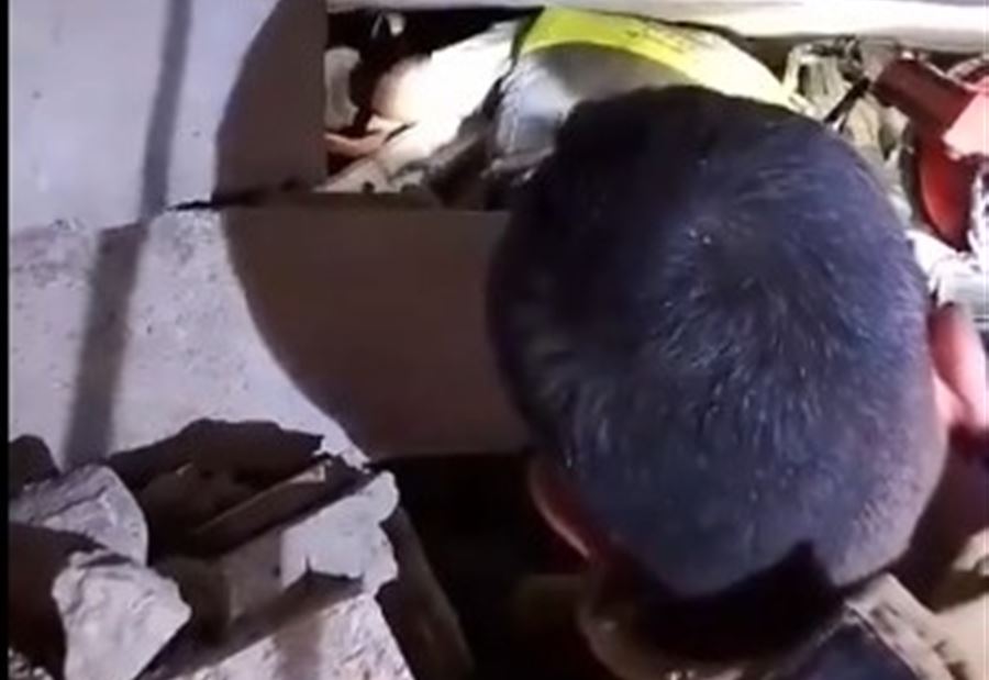 لحظة انتشال طفل من تحت الركام في الكرك- زحلة! (فيديو)