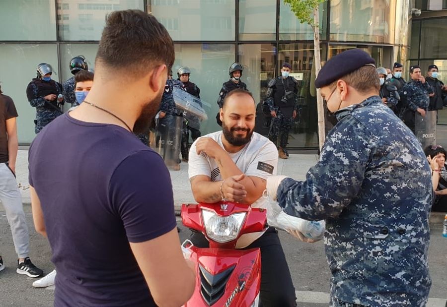 بالصور: قوى الأمن تُحارب "كورونا" على "الرينغ"!