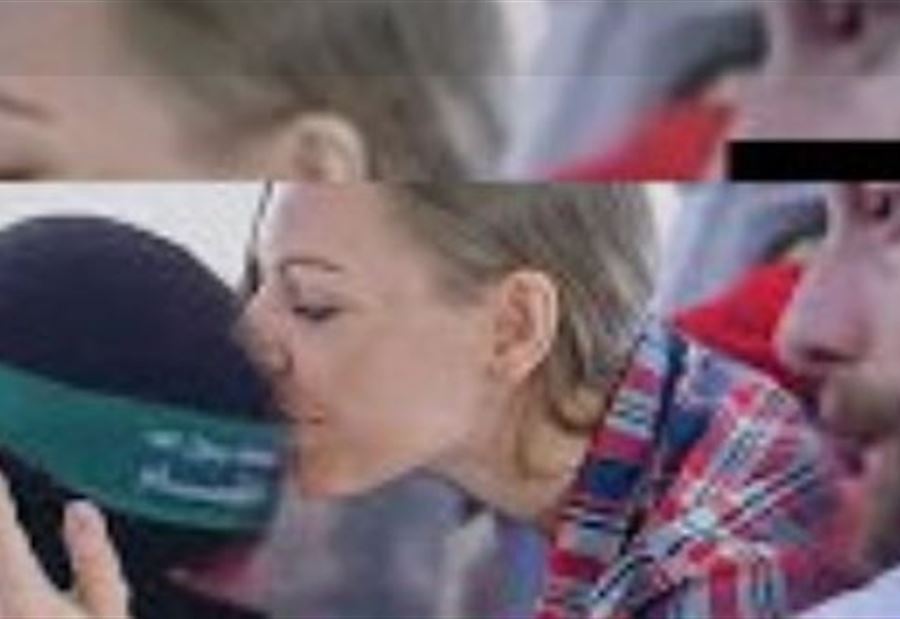 قبلت رأس مقاتل من حماس... اليكم حقيقة صورة الرهينة الإسرائيلية!