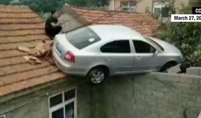 لن تصدق! سائق يركن سيارته على سقف منزل