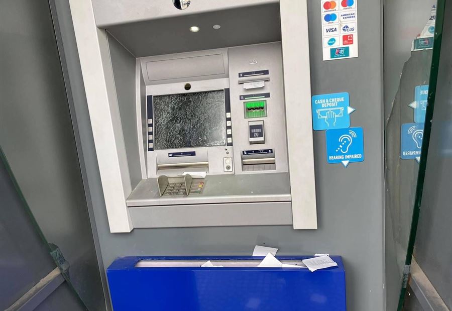 بعد محاولاتٍ لسحب راتبه... أطلق النار على "atm"