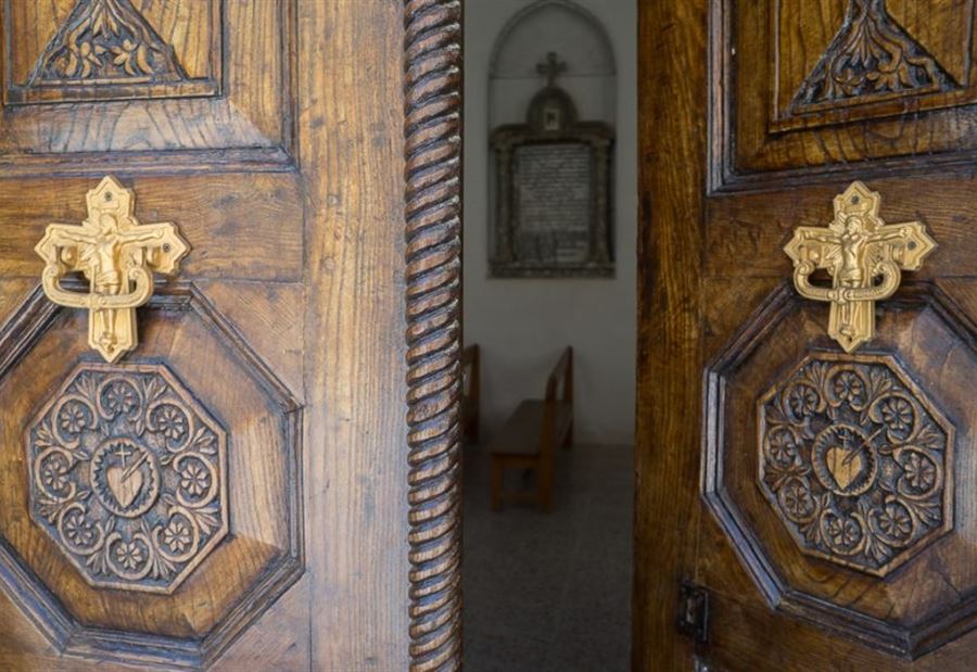 العثورُ على طفلةٍ رضيعة أمامَ كنيسة في عكار 