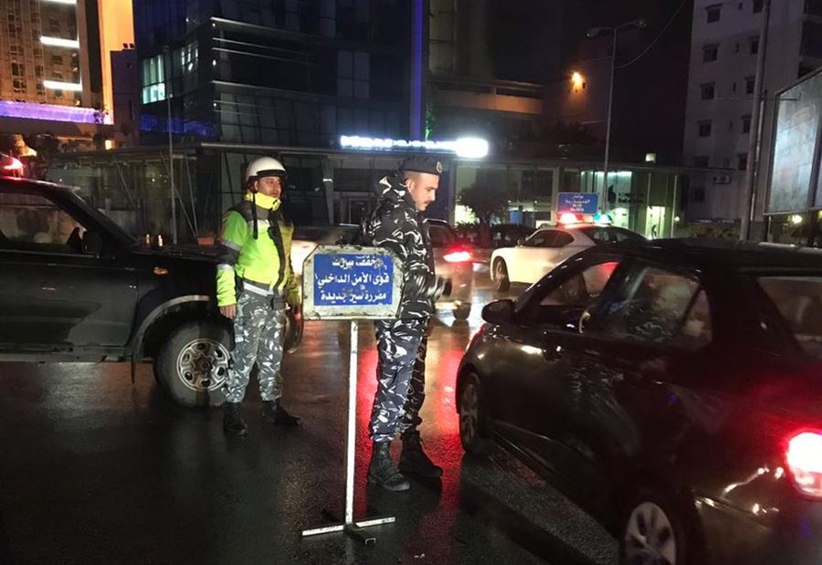 بالصور: حاجز لقياس نسبة الكحول لدى السائقين بالصور: حاجز لقياس نسبة الكحول لدى السائقين
