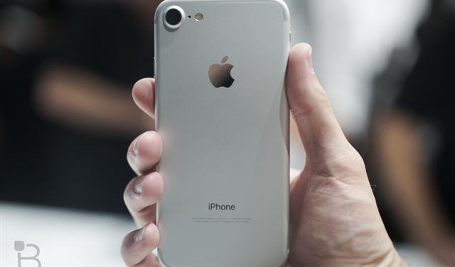 أبل تعلن نفاد الكميات الأولية من آيفون 7 بلس