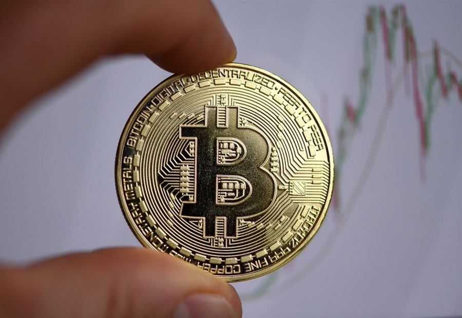 "بتكوين" تسبب كارثة لأغنى رجل في العالم
