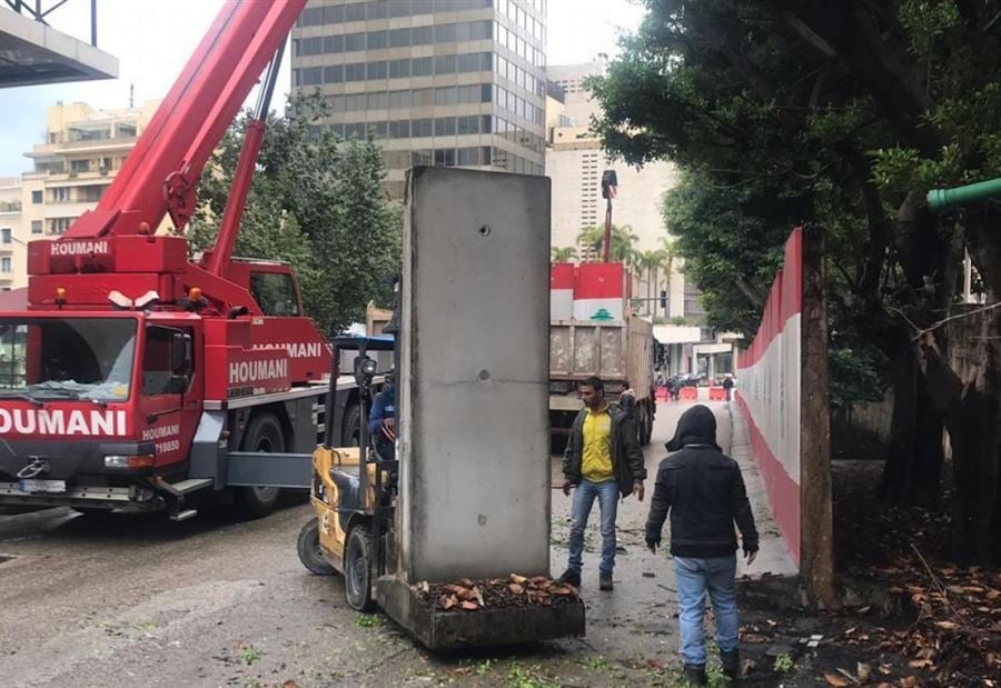 بالصور:"المستقبل" يزيل المكعبات الإسمنتية في محيط مقره  بالصور:"المستقبل" يزيل المكعبات الإسمنتية في محيط مقره