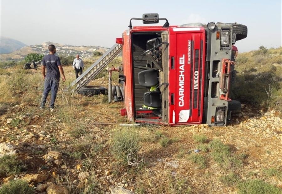 بالصورة: انقلاب سيارة إطفاء للدفاع المدني وإصابة سائقها