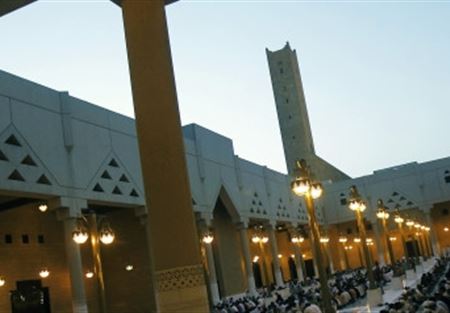 مياه سامة تدفع الجوامع في السعودية إلى إغلاق أبوابها.. 