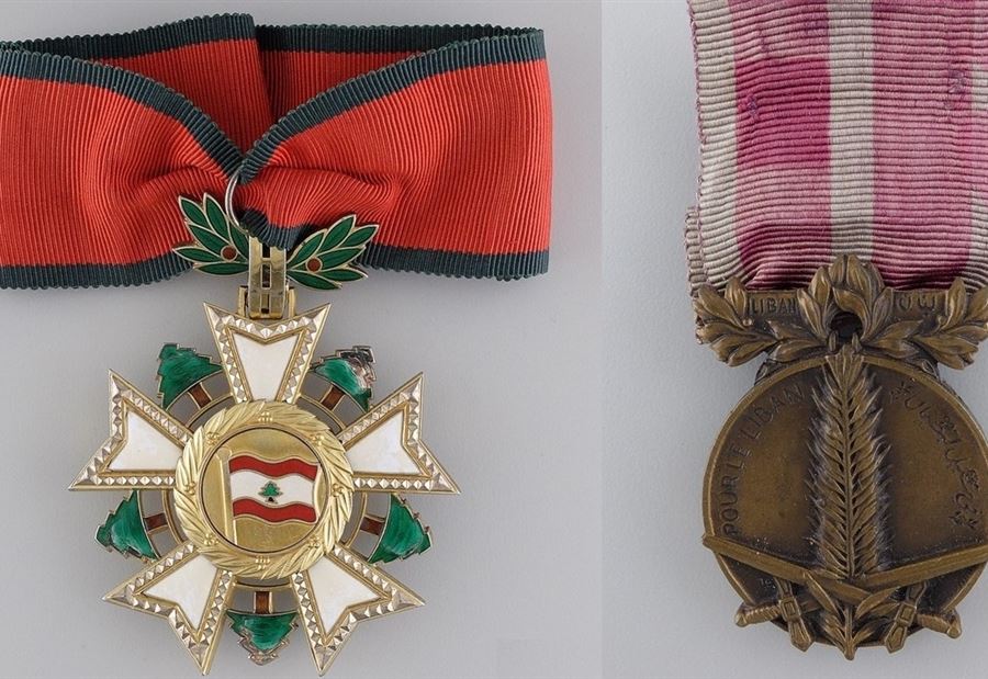 زحمة أوسمة في ربع الساعة الأخير من العهد