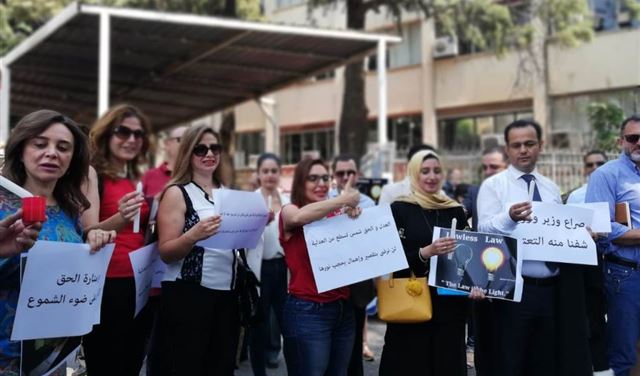 بالصور: إضاءة الشموع امام قصر العدل في بيروت