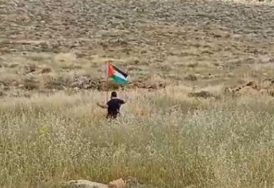 خلال إزالته علم فلسطين... إصابة مستوطن بعبوة ناسفة (فيديو)
