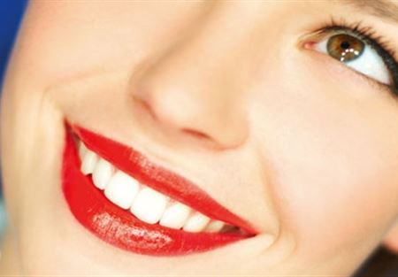 5 حيل بالمكياج تجعل أسنانك تبدو ناصعة البياض