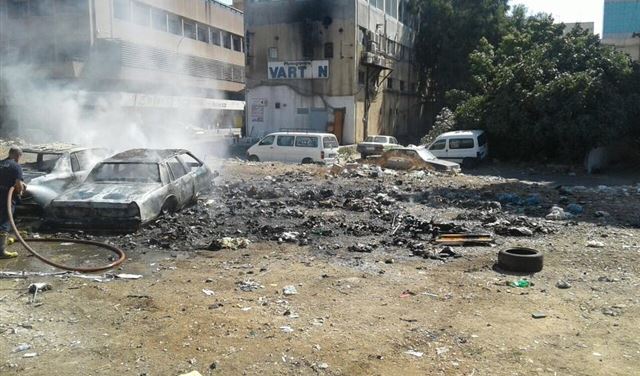 بالصور.. النفايات تتسبب باحتراق سيارتين في برج حمود