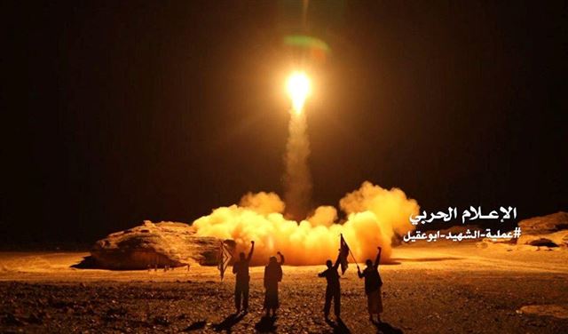 بالفيديو: "أنصار الله" يقصفون مطار جيزان جنوب السعودية 