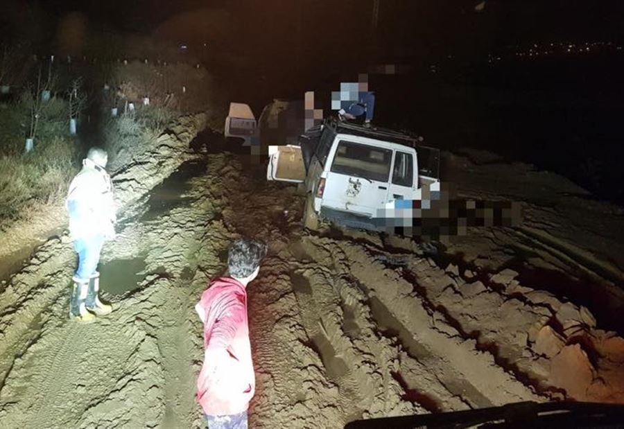 بالصور: انقاذ 8 شبّان من داخل سيّارتين رباعيتي الدفع في حراجل بالصور: انقاذ 8 شبّان من داخل سيّارتين رباعيتي الدفع في حراجل