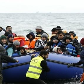 أوروبا والبحر يكشران عن أنيابهما في وجه اللاجئين
