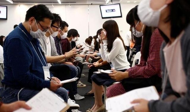 لماذا يرتدي هؤلاء اليابانيون الكمامات؟ لماذا يرتدي هؤلاء اليابانيون الكمامات؟