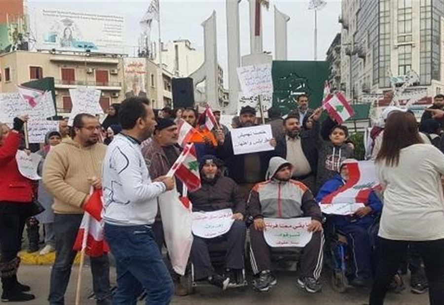 إشكال كبير وتضارب بالأيدي بين المعتصمين في ساحة النور بطرابلس