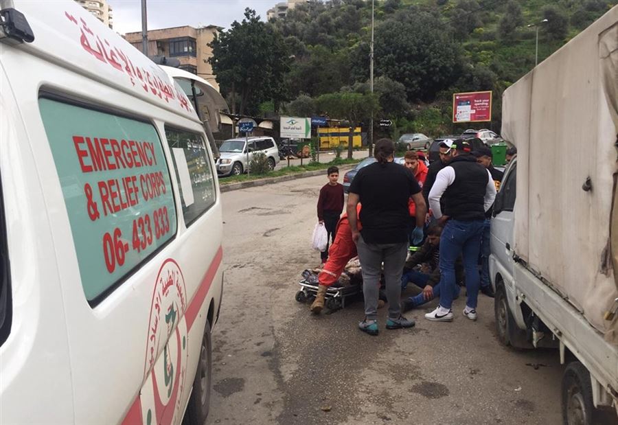 بالصورة: جريح جراء تصادم بين سيارة ودراجة في طرابلس