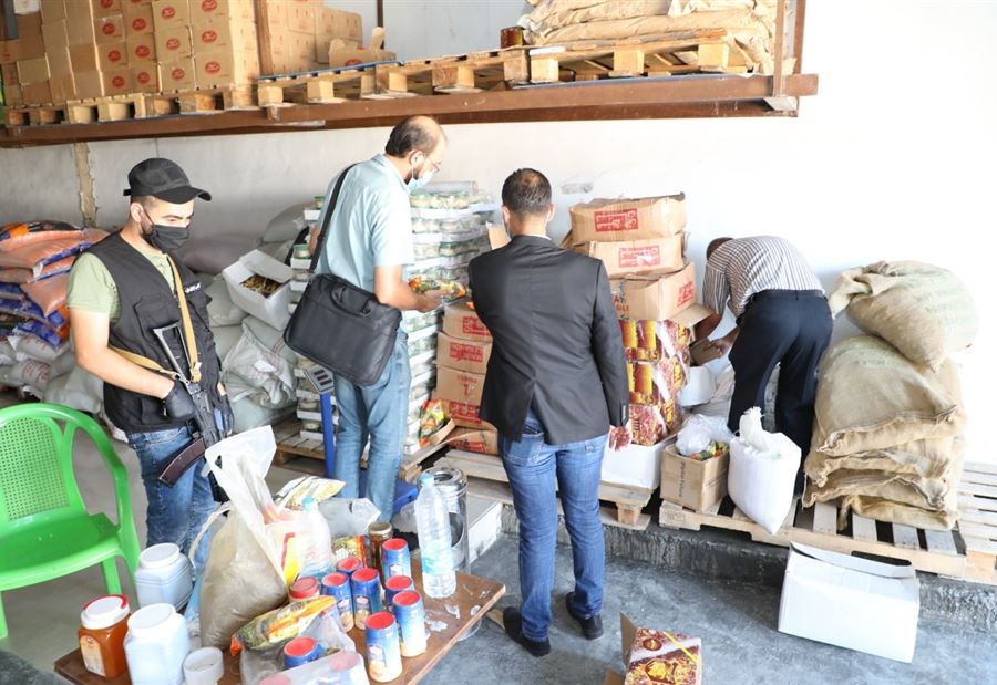 بالصور: ضبط مواد منتهية الصلاحية في الاوزاعي