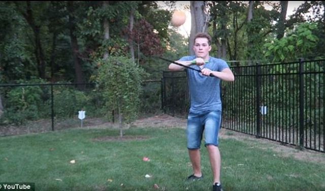 بالصور.. شاب يقطع أصابعه بسيوف الساموراي!