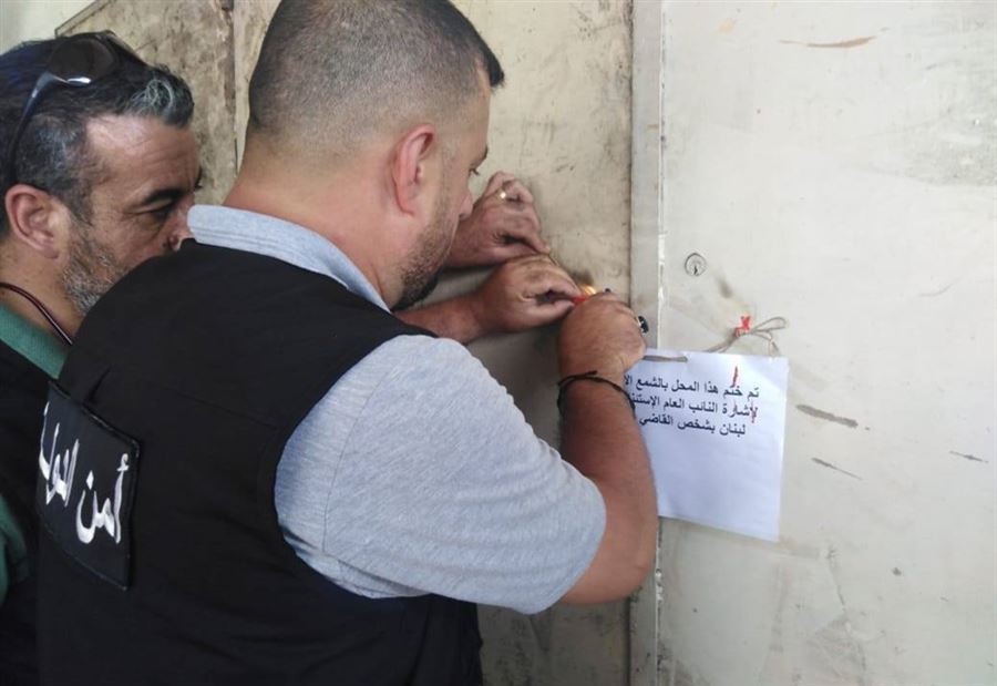 بالصور: ٣٠٠ منتجاً فاسداً داخل متجر في عاريا