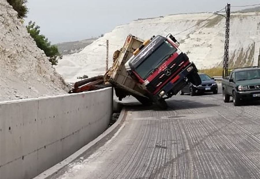 بالصور: إنقلاب شاحنة على طريق شكا كفرحزير
