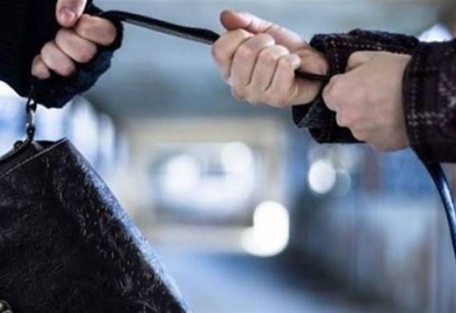 قام بعمليات نشل طالت حقائب لسيدات على متن دراجة نارية  قام بعمليات نشل طالت حقائب لسيدات على متن دراجة نارية