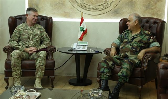 قهوجي عرض ومستشار وزارة الدفاع البريطانية التعاون العسكري