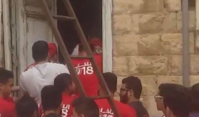 بالفيديو: مناصرو القوات يقتحمون مكتب فتوش للرشاوى في زحلة