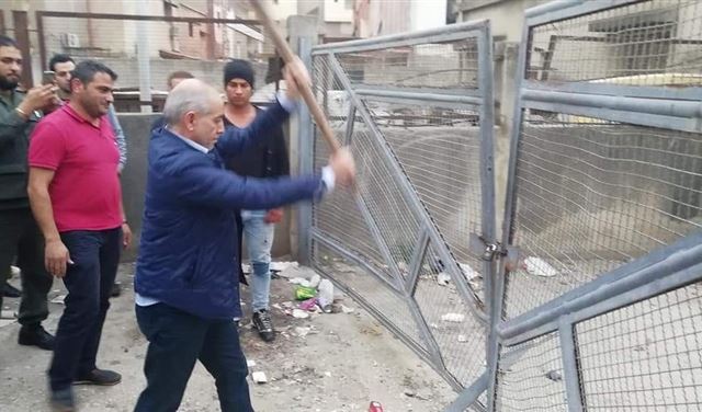 بالصور.. المرعبي يكسر باب محطة الكهرباء في حلبا