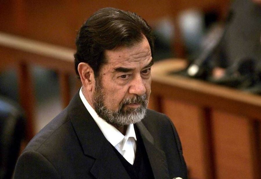 صورة نادرة لصدام حسين لحظة قرار إعدامه.. يُمسك القرآن مُكبّلاً!