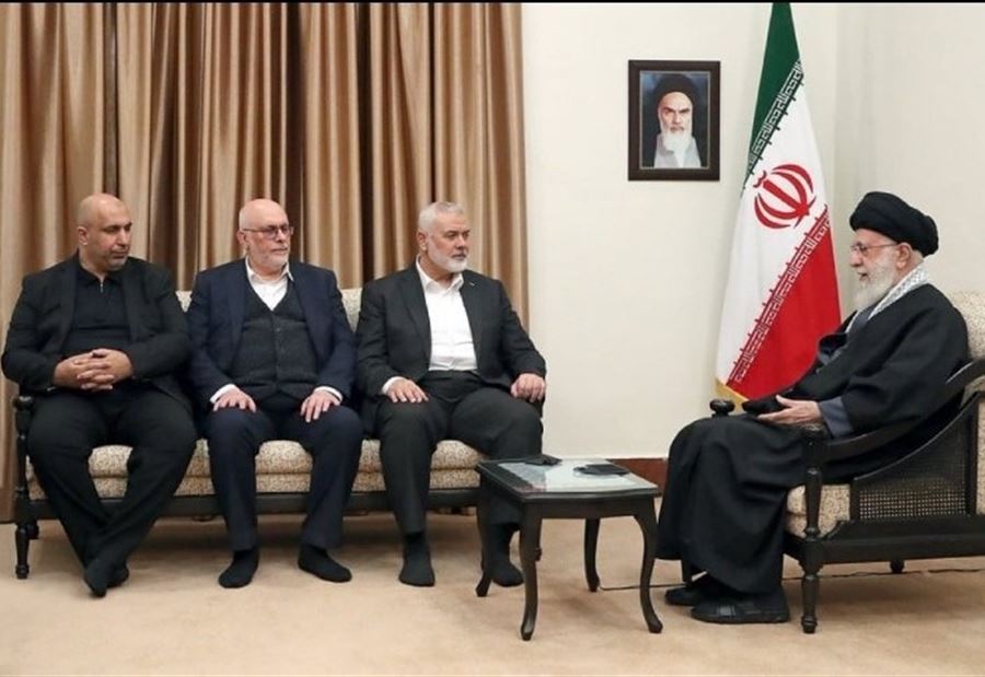 خلال اجتماعه مع وفد من "حماس"... حذاء خامنئي يحدث بلبلة!