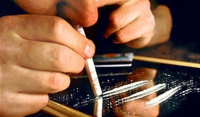 وضع مخدَرات في جيب رفيقه.. هذا ما حصل وضع مخدَرات في جيب رفيقه.. هذا ما حصل