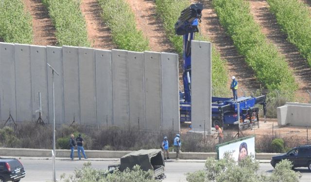 بالصور: الجيش الإسرائيلي يبدأ ببناء جدار على الحدود الجنوبية 