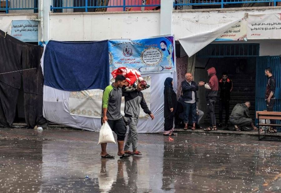 لـ الوقاية من البرد... العائلات في غزة تستخدم أغطية الشهداء!