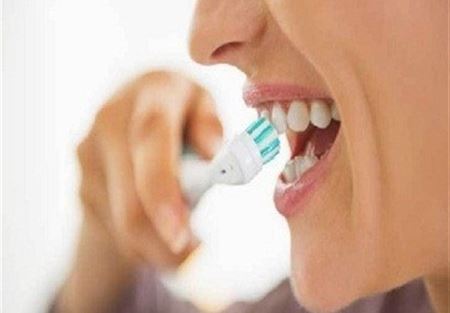 لا تنظفوا أسنانكم بعد الطعام مباشرة لا تنظفوا أسنانكم بعد الطعام مباشرة