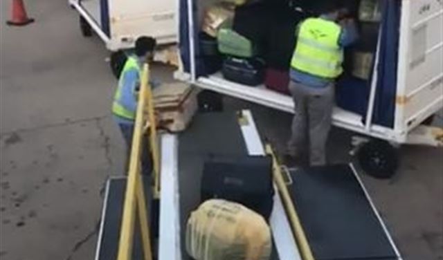 بالفيديو: فضيحة في مطار بيروت.. استهتار ولا مبالاة! بالفيديو: فضيحة في مطار بيروت.. استهتار ولا مبالاة!