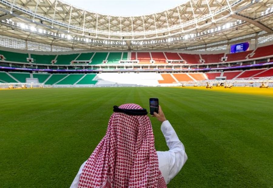 "الحياة والثقافة في قطر صعبة"... لاعب كرة قدم يكشف: "كنتُ خائفًا"!
